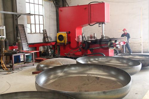 工作中的数控压鼓机