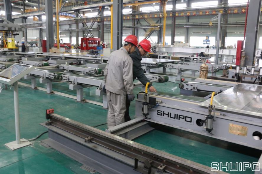 厢式半挂车生产现场